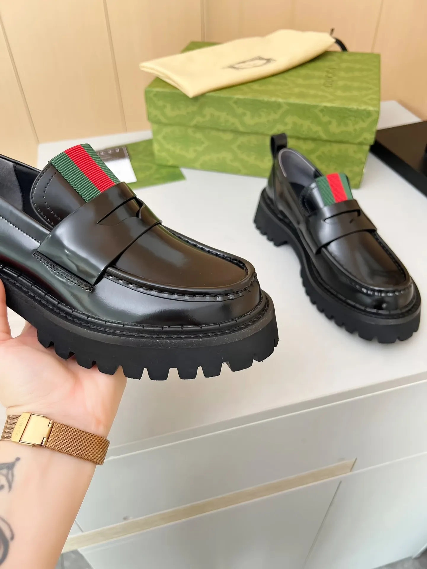 👟👟Ex-factory price 480👟👟 The latest Gucci GUCCI loafers at the counter. They are mainly matched with various styles of trendy clothes to highlight their fashion. ✅ A must-have recommended ➡️ Especially easy to put on and take off. Fabric: cowhide, open edge beads. Inner/foot pads: cow lining. Color: black. Size: 34-41 (34, 41 need to be customized). Heel height: 5cm. Outsole: Foam outsole material ✅ Equipped with cloth bag and card